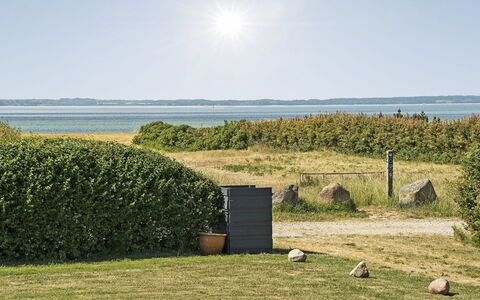 Kierstine - 100M from the Sea: Wohngebiet, Dach, Vorort, Auffahrt, Estate, Kamin