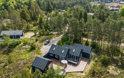 Elke - 3.5Km from the Sea: Möbel, Gartenmöbel, Geschirr, Tabelle, Drinkware, Stuhl, Tisch Im Freien, Essen, Flasche