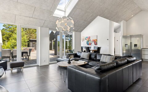 Elke - 3.5Km from the Sea: Decke, Fussboden, Design, Daylighting, Fliese, Wohnzimmer, Zimmerpflanze, Light Fixture, Holzboden