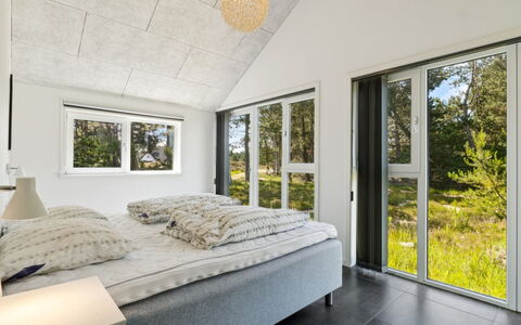 Elke - 3.5Km from the Sea: Schlafzimmer, Decke, Interior Design, Bett, Bedding, Flooring, Bettdecke, Zimmer, Zuhause, Fussboden