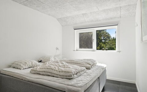 Elke - 3.5Km from the Sea: Decke, Schlafzimmer, Bedding, Bett, Bettdecke, Zimmer, Bettrahmen, Light Fixture