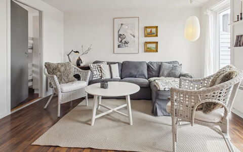 Tellervo - 2.4Km from the Sea: Möbel, Interior Design, Couch, Flooring, Fussboden, Wohnzimmer, Holz, Zimmer, Holzboden, Decke