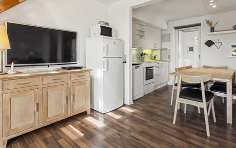 Tellervo - 2.4Km from the Sea: Möbel, Flooring, Holzboden, Holz, Interior Design, Fussboden, Decke, Laminatboden, Küche, Tabelle