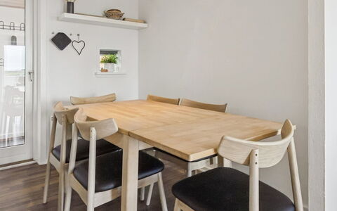 Tellervo - 2.4Km from the Sea: Möbel, Interior Design, Flooring, Stuhl, Tabelle, Esszimmer, Fussboden, Küche & Esszimmer Tisch, Holz, Zimmer