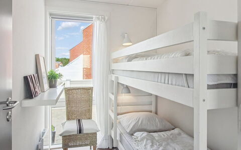 Tellervo - 2.4Km from the Sea: Wohnung, Interior Design, Zuhause, Fussboden, Decke, Schlafzimmer, Bett, Bedding, Holzbeize, Hartholz
