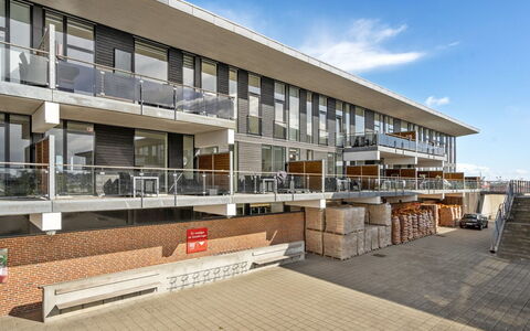 Theis - 100M from the Sea: Geschäftshaus, Wohnung, Balkon, Hauptquartier, Daylighting, Aluminium
