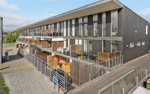 Theis - 100M from the Sea: Stahl, Balkon, Aluminium, Hauptquartier