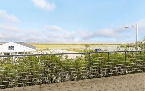 Theis - 100M from the Sea: Himmel, Daytime, Wolke, Zaun, Kumulus, Meteorologisches Phänomen, Geländer, Walkway, Home Fechten