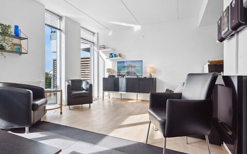 Theis - 100M from the Sea: Möbel, Interior Design, Flooring, Fussboden, Stuhl, Decke, Tabelle, Zimmer, Beleuchtung, Wohnzimmer