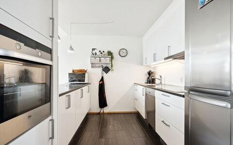 Theis - 100M from the Sea: Küche, Küchengerät, Countertop, Flooring, Holzboden, Major Appliance, Cabinetry, Fussboden, Interior Design, Holz