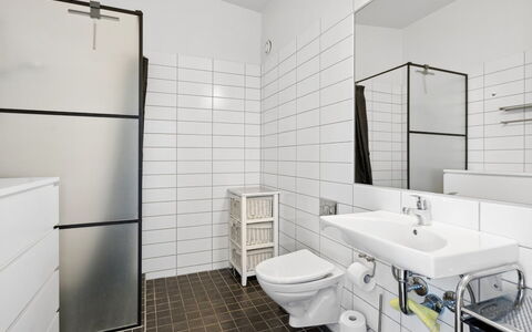 Theis - 100M from the Sea: Flooring, Fussboden, Interior Design, Armatur, Decke, Badezimmer, Fliese, Verbundwerkstoff, Installation