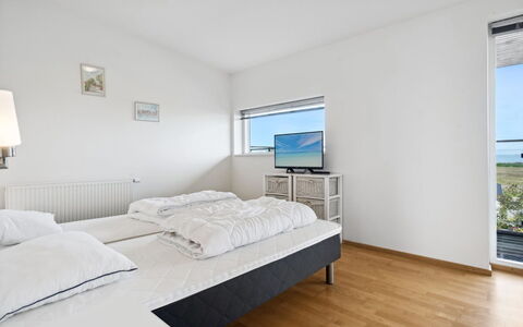 Theis - 100M from the Sea: Zuhause, Fussboden, Decke, Schlafzimmer, Daylighting, Bett, Hotel, Bedding