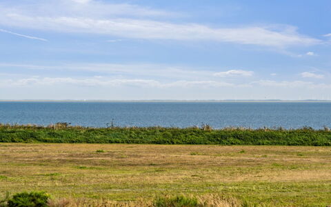 Theis - 100M from the Sea: Himmel, Blau, Daytime, Horizont, Gras, Grün, Wiese, Ökoregion, Natürliche Landschaft, Wolke