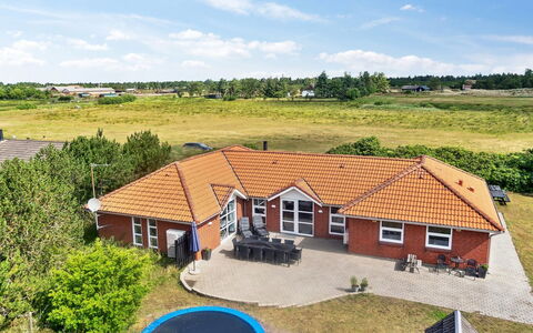 Jonke - 800M from the Sea: Strauch, Urban Design, Ground, Backstein, Wohnung, Estate, Mauerwerk, Balkon, Landscaping