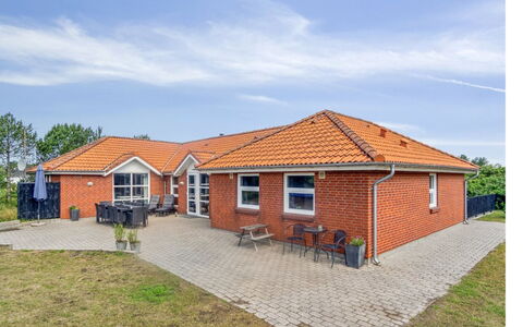 Jonke - 800M from the Sea: Strauch, Urban Design, Ground, Backstein, Wohnung, Estate, Mauerwerk, Balkon, Landscaping