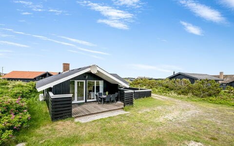Unni - from the Sea: Zuhause, Hütte, Veranda, Hartholz, Abstellgleis, Deck, Schatten, Planke, Estate, Gartenbauten