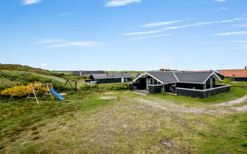 Unni - from the Sea: Dach, Haus, Zuhause, Hütte, Abstellgleis, Estate, Auffahrt, Gartenbauten, Garten, Schuppen