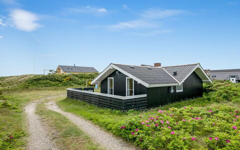 Unni - from the Sea: Dach, Haus, Zuhause, Hütte, Abstellgleis, Estate, Auffahrt, Gartenbauten, Garten, Schuppen