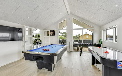Swante - from the Sea: Decke, Flooring, Interior Design, Fussboden, Light Fixture, Stuhl, Holzboden, Hartholz, Wohnzimmer