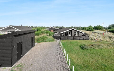 Teoline - 500M to the Fjord: Haus, Zuhause, Tür, Dach, Hütte, Estate, Garten, Schatten, Abstellgleis, Garten