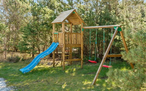 Anegrete - 900M from the Sea: Spielmittel, Spielplatz Rutsche, Garten, Rutsche, Spielplatz, Hinterhof