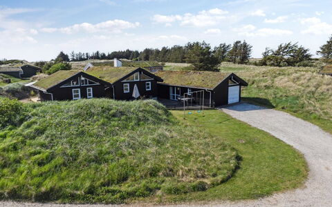 Alrune - 800M from the Sea: Gras, Holz, Ländliches Gebiet, Strauch, Hütte, Dach, Einfach, Grundstueck, Zuhause, Ground