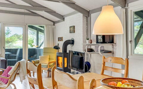 Eivy - 1Km from the Sea: Holz, Möbel, Decke, Interior Design, Stuhl, Zimmer, Wohnzimmer, Hütte, Couch