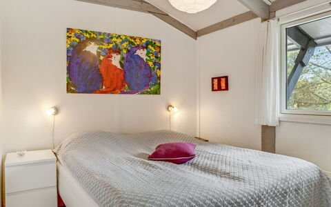 Eivy - 1Km from the Sea: Bett, Schlafzimmer, Interior Design, Bedding, Bettdecke, Möbel, Decke, Linens, Fussboden, Textil