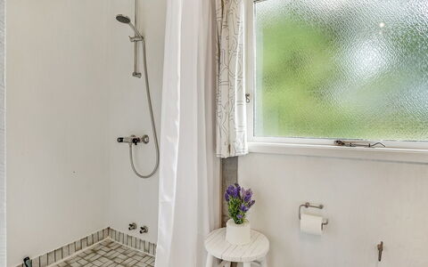 Eivy - 1Km from the Sea: Badezimmer, Interior Design, Armatur, Flooring, Fussboden, Installation, Zimmer, Vorhang, Zapfhahn, Duschvorhang