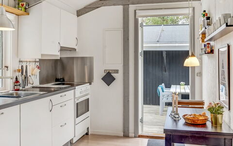 Eivy - 1Km from the Sea: Küche, Küchengerät, Major Appliance, Countertop, Möbel, Flooring, Holz, Interior Design, Decke, Haushaltsgerät
