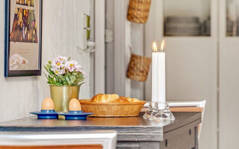 Eivy - 1Km from the Sea: Möbel, Interior Design, Holz, Tabelle, Blumentopf, Geschirr, Beleuchtung, Schnittblumen, Vase, Esszimmer