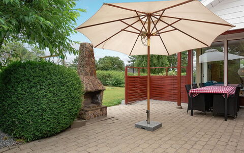 Birge - 200M from the Sea: Regenschirm, Möbel, Gartenmöbel, Schatten, Tisch Im Freien, Blumentopf, Garten, Stuhl, Zimmerpflanze, Holzbeize