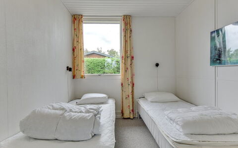 Birge - 200M from the Sea: Wand, Schlafzimmer, Flooring, Bett, Interior Design, Fussboden, Decke, Möbel, Bedding, Bettdecke