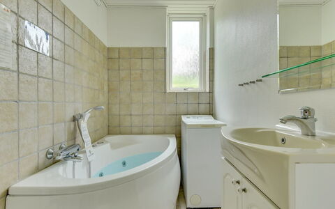 Birge - 200M from the Sea: Badezimmer, Armatur, Flooring, Interior Design, Wand, Fussboden, Bad Sink, Sinken, Badewanne, Decke