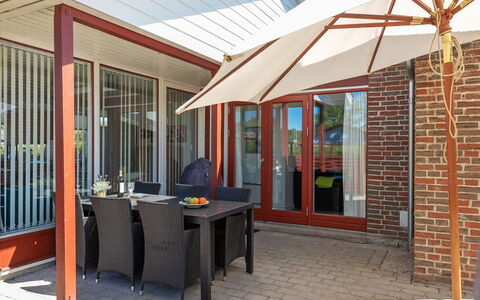 Birge - 200M from the Sea: Holz, Möbel, Gartenmöbel, Stuhl, Schatten, Blumentopf, Veranda, Tisch Im Freien, Regenschirm, Holzbeize