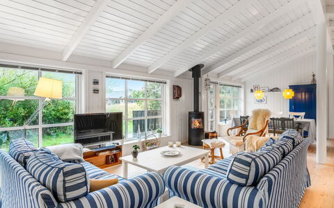 Danko - 1.5Km from the Sea: Möbel, Holz, Couch, Interior Design, Decke, Zuhause, Wohnzimmer, Stuhl, Hütte
