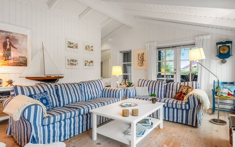 Danko - 1.5Km from the Sea: Möbel, Interior Design, Holz, Couch, Wohnzimmer, Zuhause, Tabelle, Stuhl, Decke, Fussboden