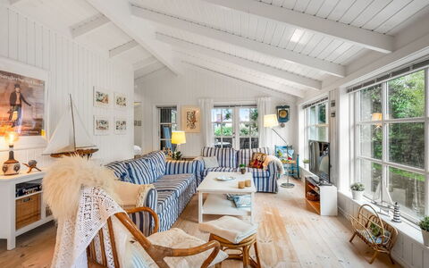 Danko - 1.5Km from the Sea: Möbel, Interior Design, Holz, Decke, Couch, Wohnzimmer, Zuhause, Flooring, Stuhl, Fussboden