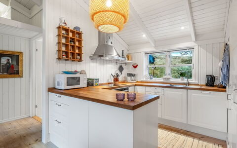 Danko - 1.5Km from the Sea: Küche, Flooring, Countertop, Cabinetry, Interior Design, Holz, Möbel, Decke, Fussboden, Küchengerät