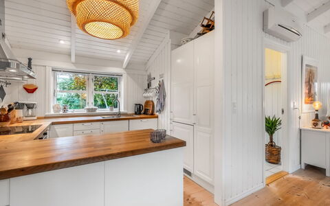 Danko - 1.5Km from the Sea: Interior Design, Flooring, Möbel, Holz, Decke, Küche, Fussboden, Cabinetry, Countertop, Holzboden