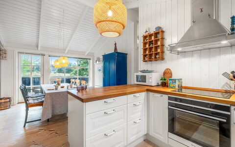 Danko - 1.5Km from the Sea: Küche, Countertop, Interior Design, Holz, Flooring, Decke, Cabinetry, Küchengerät, Möbel, Fussboden