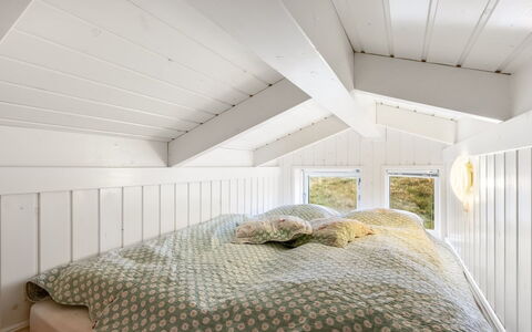 Danko - 1.5Km from the Sea: Schlafzimmer, Interior Design, Holz, Decke, Bett, Bedding, Fussboden, Bettdecke, Flooring, Linens