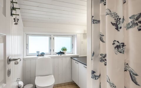 Danko - 1.5Km from the Sea: Armatur, Flooring, Fussboden, Interior Design, Badezimmer, Installation, Zapfhahn, Toilette, Decke, Sinken