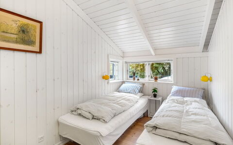Danko - 1.5Km from the Sea: Holz, Schlafzimmer, Decke, Interior Design, Bett, Fussboden, Flooring, Zuhause, Bedding, Bettdecke