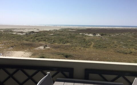 Rubi - 50M from the Sea: Decke, Flooring, Interior Design, Fussboden, Verbundwerkstoff, Möbel, Resort, Hotel, Design, Daylighting