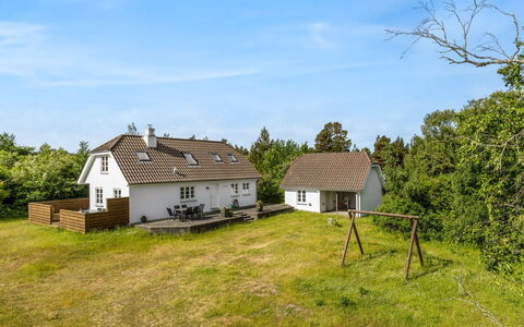 Thorben - 3.5Km from the Sea: Gras, Gebäude, Haus, Zuhause, Hütte, Dach, Ländliches Gebiet, Wiese, Grundstueck, Einfach