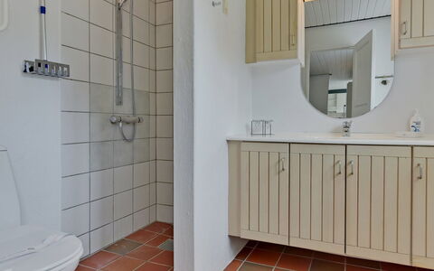 Thorben - 3.5Km from the Sea: Bad Sink, Armatur, Flooring, Sinken, Badezimmerschrank, Fussboden, Interior Design, Badezimmer, Zapfhahn, Cabinetry