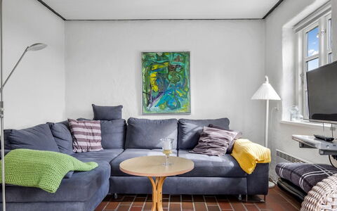 Thorben - 3.5Km from the Sea: Möbel, Couch, Interior Design, Flooring, Wand, Fussboden, Wohnzimmer, Zimmer, Beleuchtung