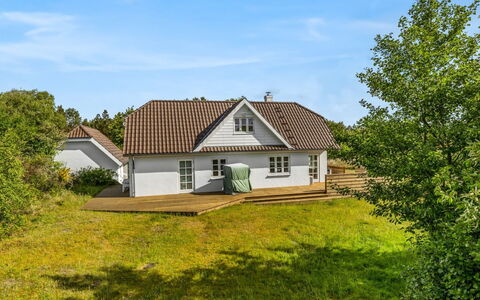 Thorben - 3.5Km from the Sea: Gras, Gebäude, Haus, Dach, Zuhause, Hütte, Strauch, Die Architektur, Grundstueck