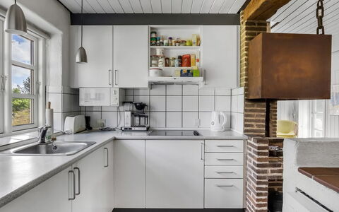 Thorben - 3.5Km from the Sea: Küche, Küchengerät, Countertop, Major Appliance, Interior Design, Flooring, Cabinetry, Haushaltsgerät, Möbel, Spüle